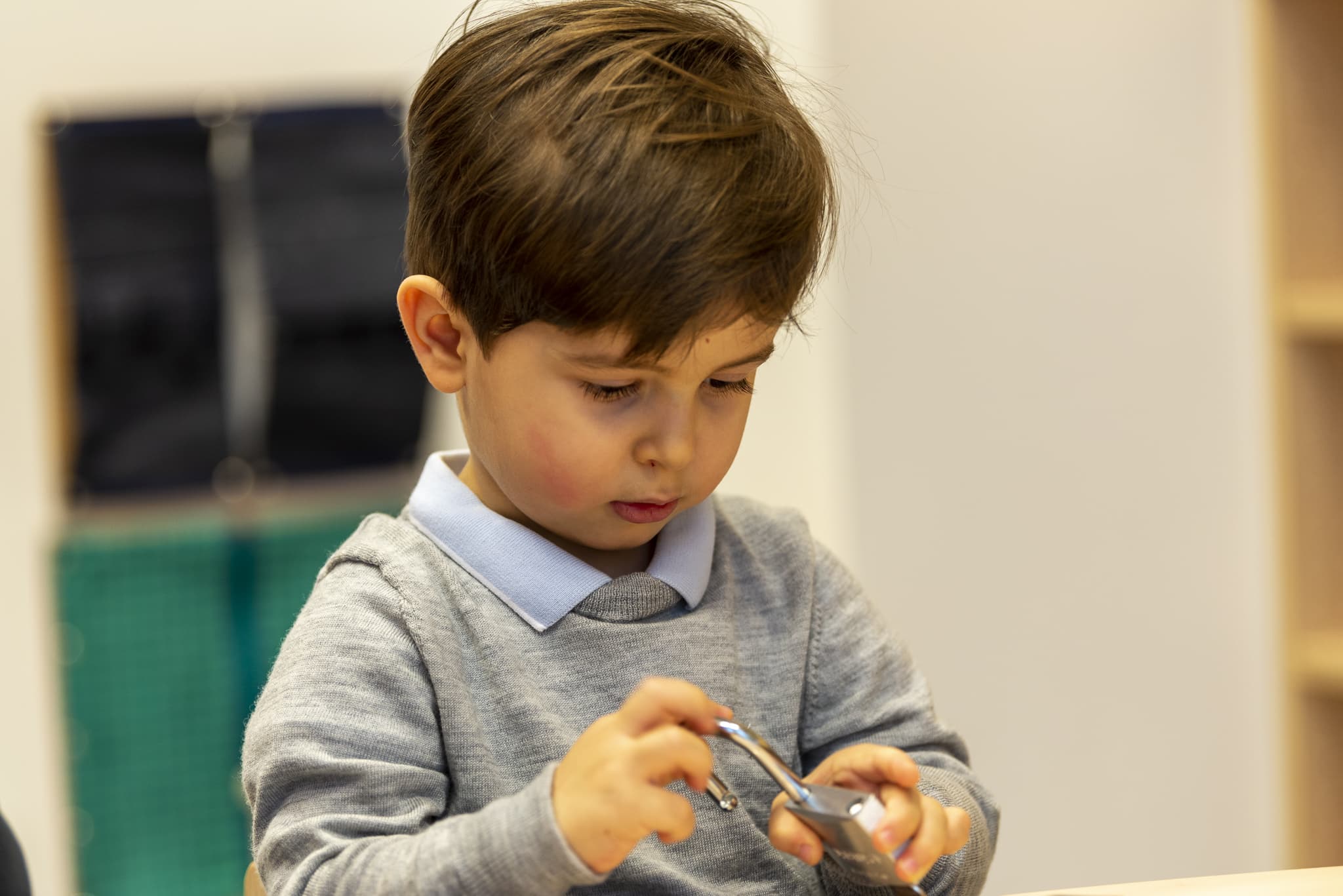 un cadenas et un enfant de notre crèche L'Enfant Roi Luxembourg pour illustrer la sécurité