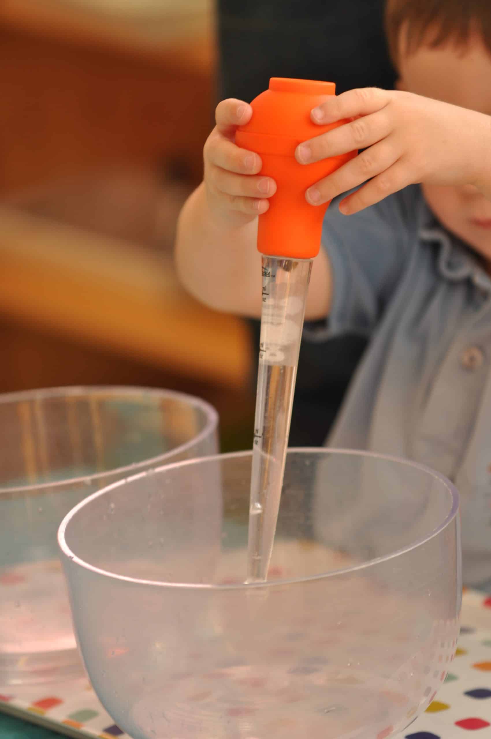 pipette pour le contrôle d'hygiène de notre crèche L'Enfant Roi Luxembourg